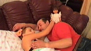 Порно видео в котором старик и молодая дочь кончают во время домашнего инцеста